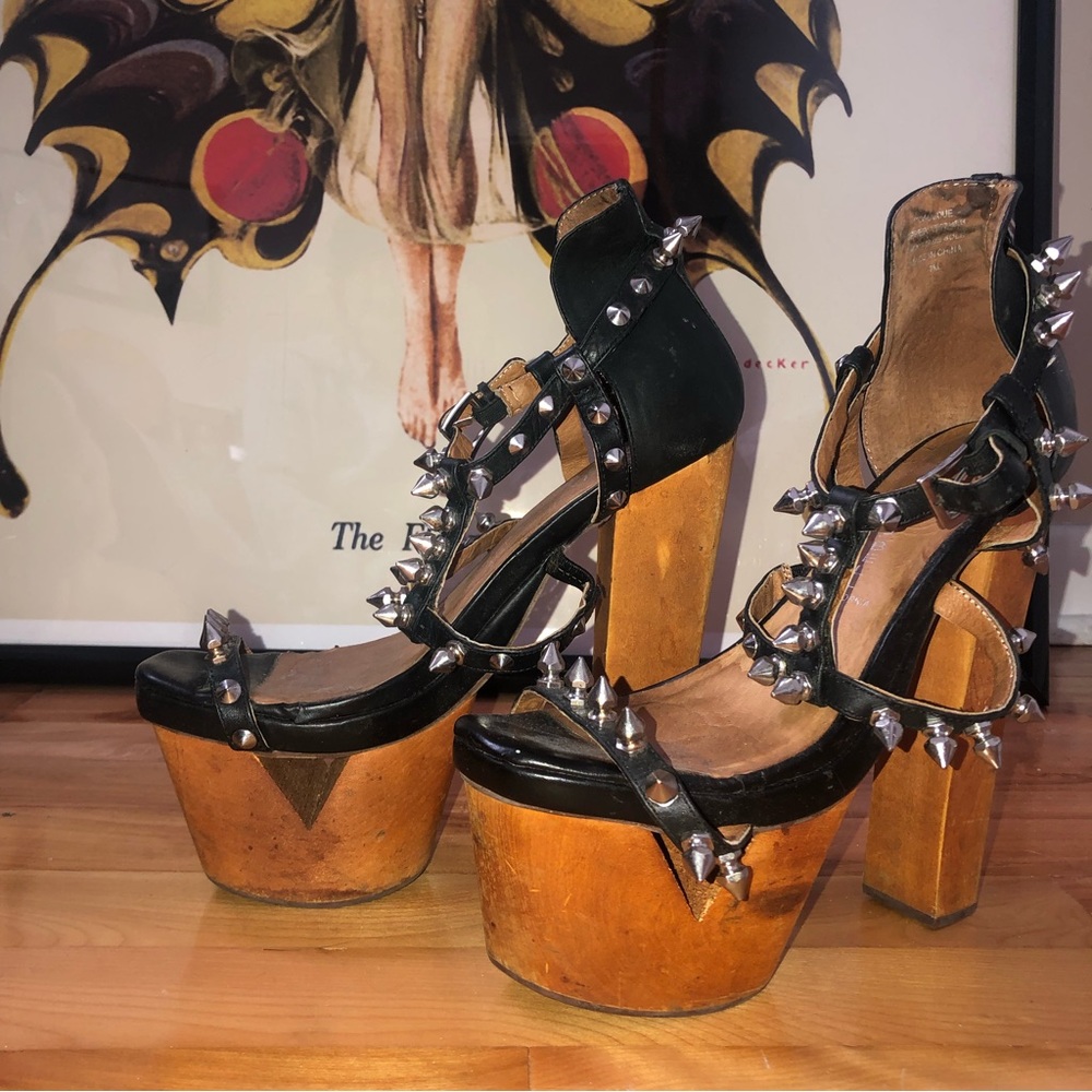 Dominique spike platforms
